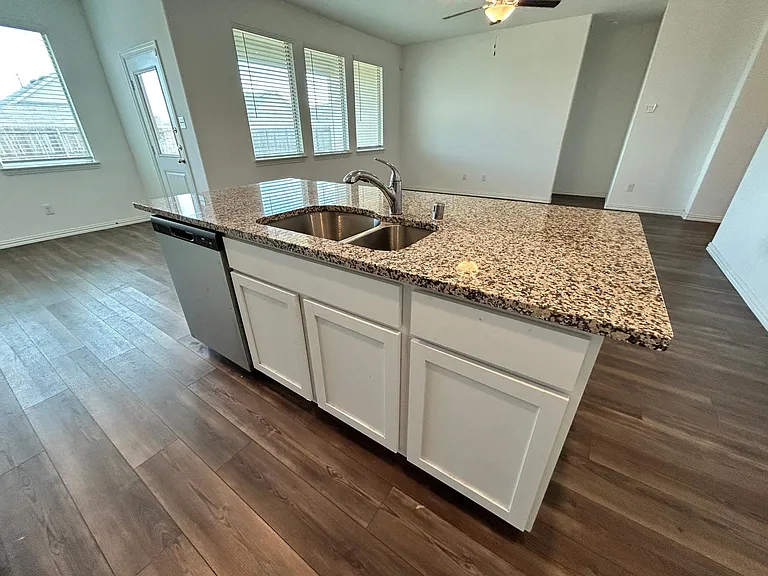 5628 Elwood Dr — Photo 7