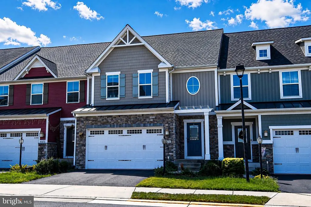 3 bed, 3.5 bath, 3712 sqft, $3,400 — Photo 1