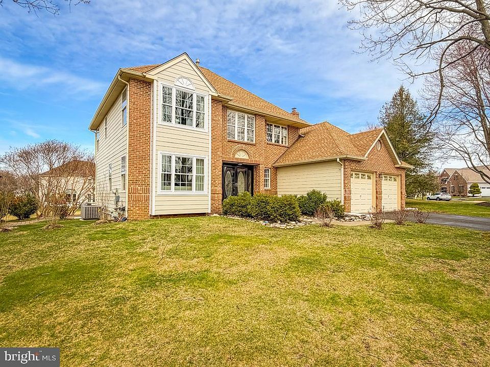 1st image of 320 Laurel Oaks Dr