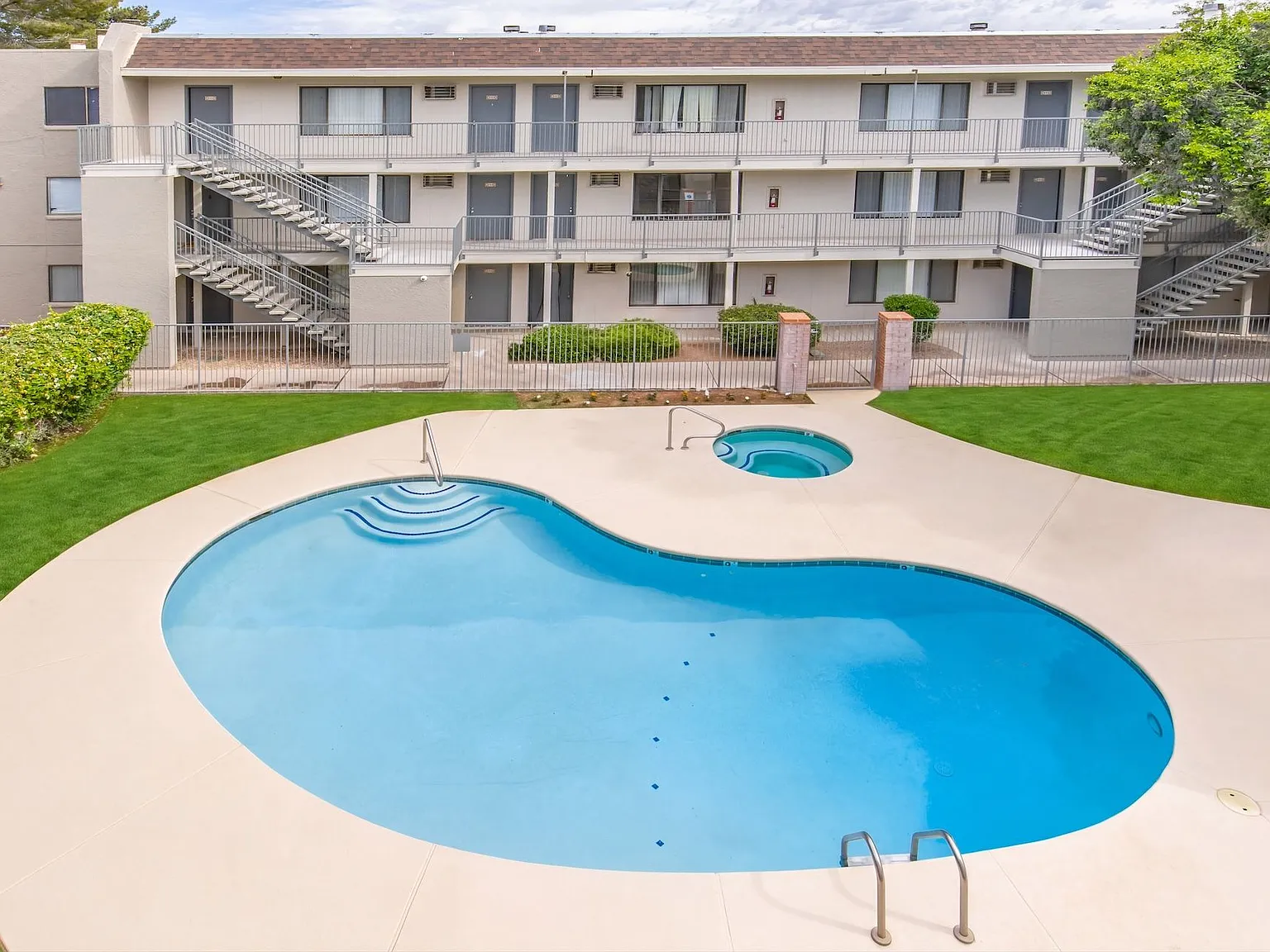 Sterling Pointe Apartments — Photo 3