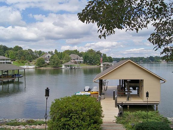 3rd image of 163 Riverbay Dr