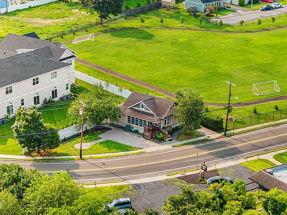 3rd image of 850 Arnold Avenue