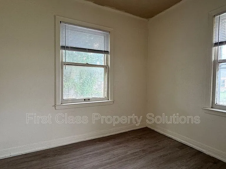 1904 NE 25th St — Photo 8