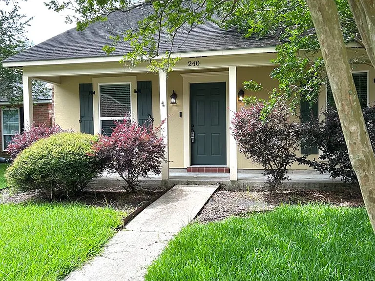 240 Meadow Bend Dr — Photo 1