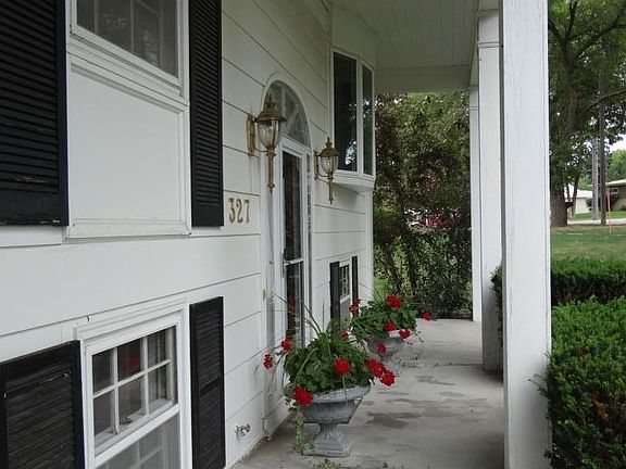 4th image of 327 8th Ave SE