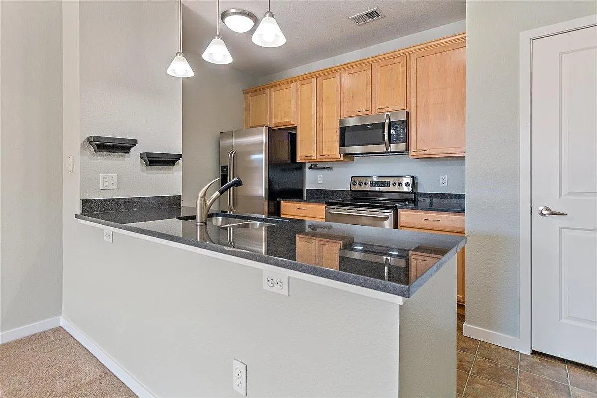 1 bed, 1.5 bath, 873 sqft, $1,950 — Photo 3