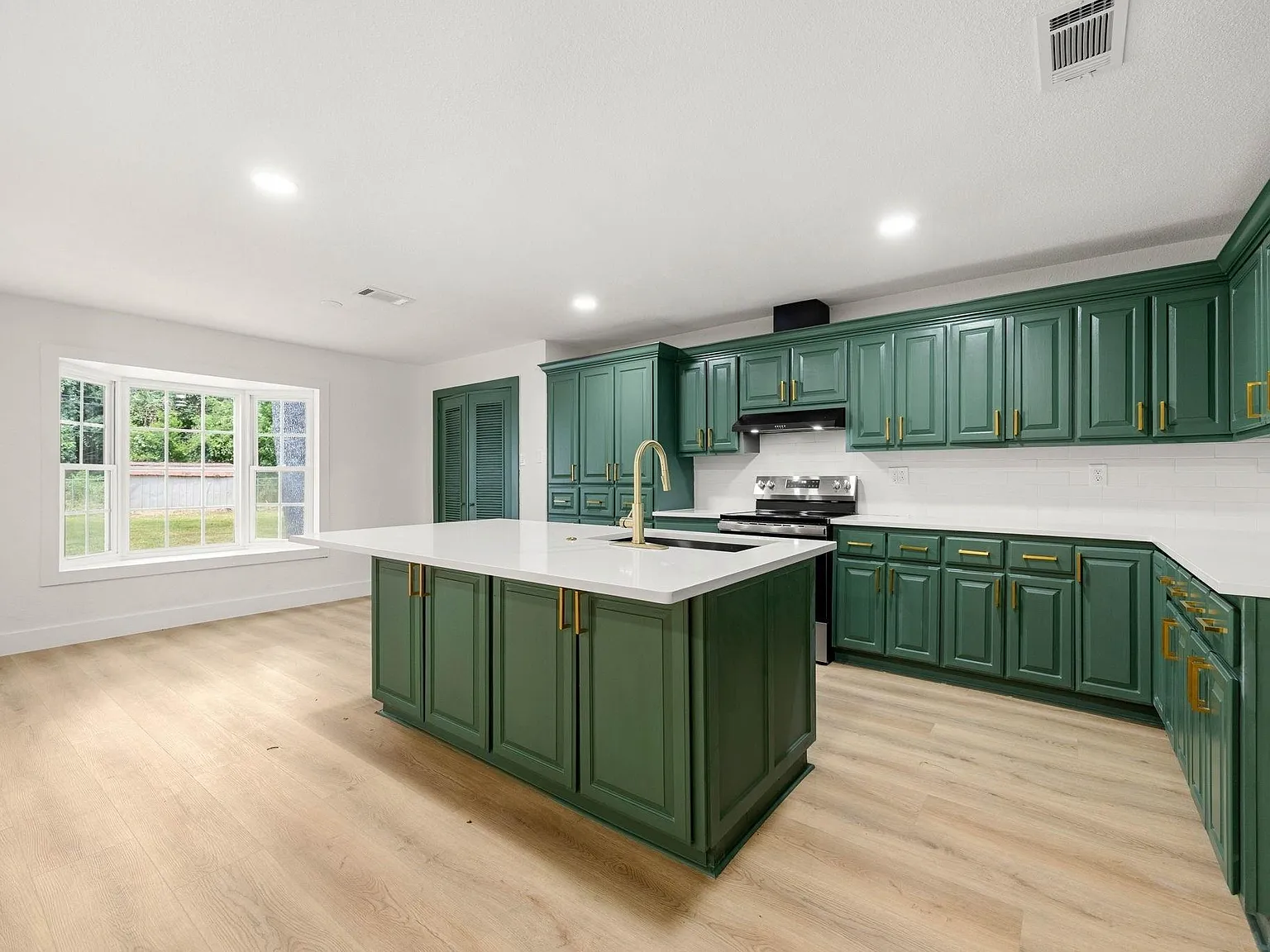 4 bed, 2.0 bath, 2005 sqft, $2,994 — Photo 4