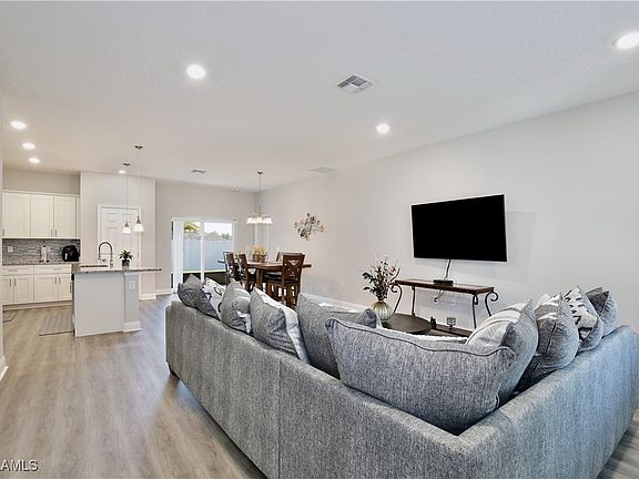 4th image of 702 Pelican Ct