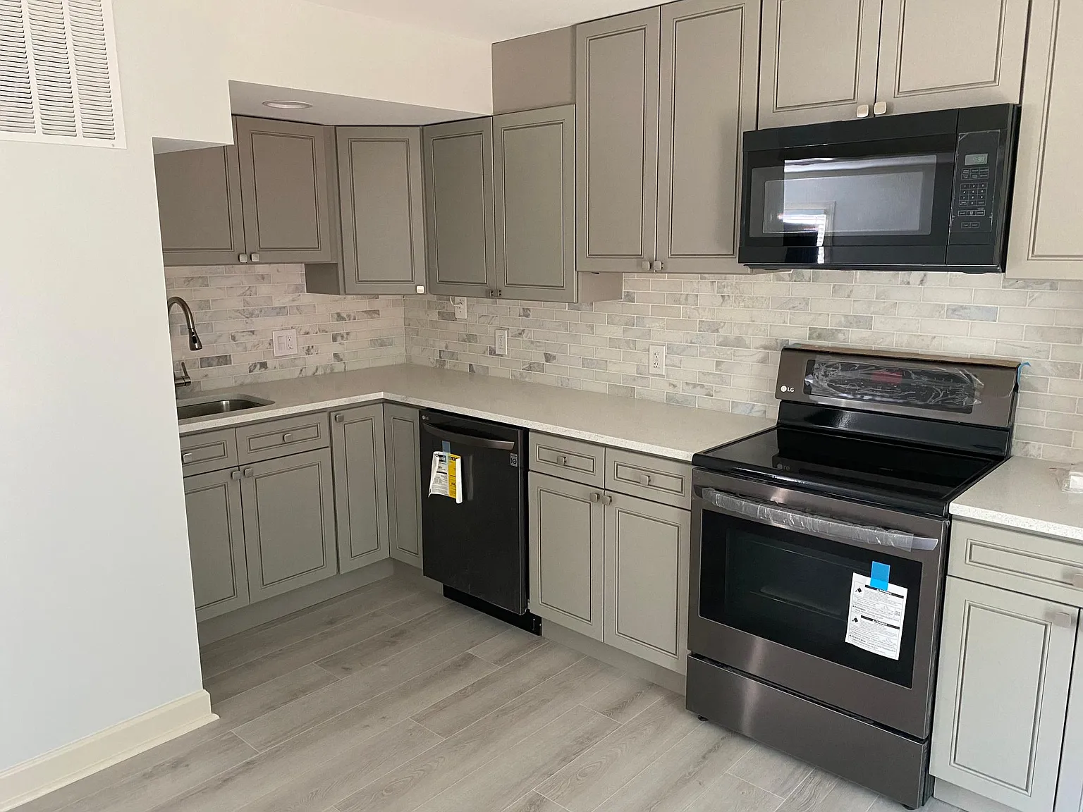 1 bed, 918 sqft, $2,750 — Photo 2