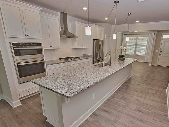 Kitchen & Dining Room
14' granite island. GE Profile appliances.