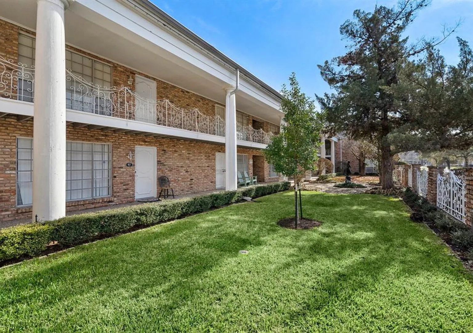 Quiet Condo Near Galleria w/ Parking & Gated Security — Photo 2
