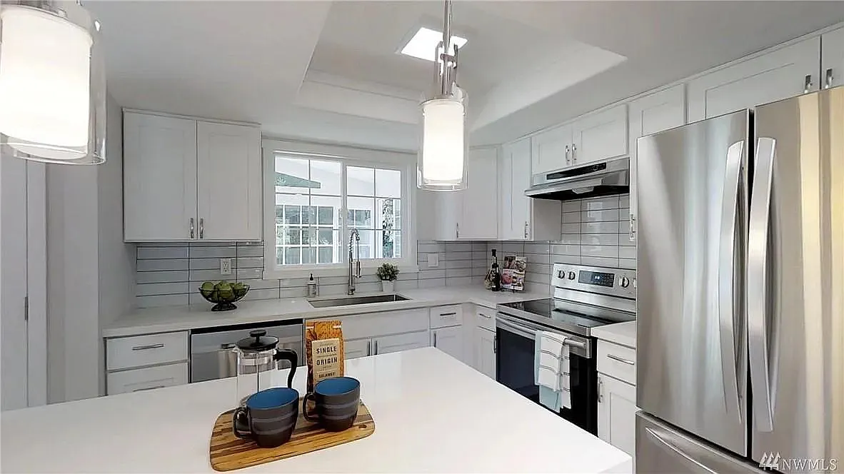 5 bed, 2140 sqft, $4,495 — Photo 4