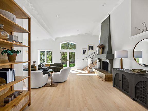 3rd image of 33 Acorn Way