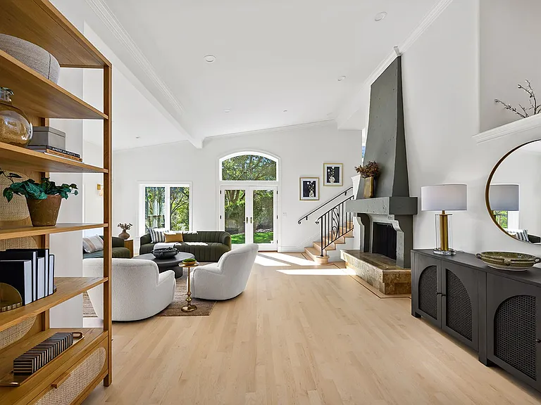 33 Acorn Way — Photo 3