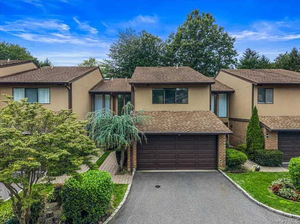 48 Wimbledon Drive, Roslyn, NY 11576