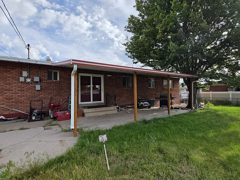 334 W 985 N — Photo 25