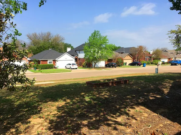 1434 Drake Ln, Lewisville, TX 75077