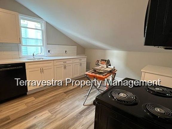 2nd image of 122 E Mulberry St #2
