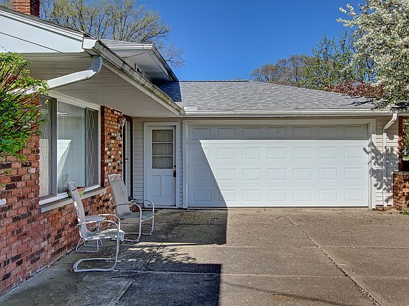 3rd image of 23343 Sharon Dr