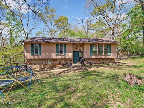 3rd image of 703 Crestview Dr