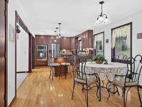 3rd image of 53 Lakehurst Ln