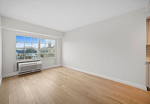 3rd image of 555 Waverly Ave APT 5Y