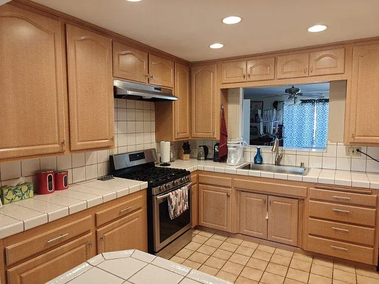 Nice size kitchen/great lighting