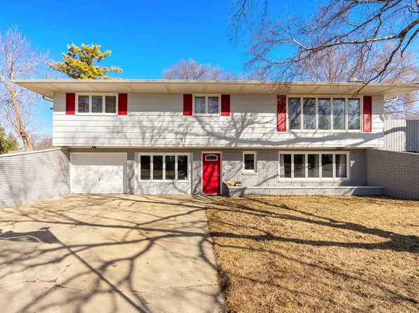 706 E Brown St, Harvard, IL 60033