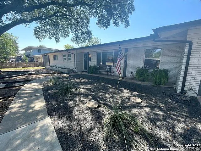 3 bed, 2028 sqft, $2,600 — Photo 3