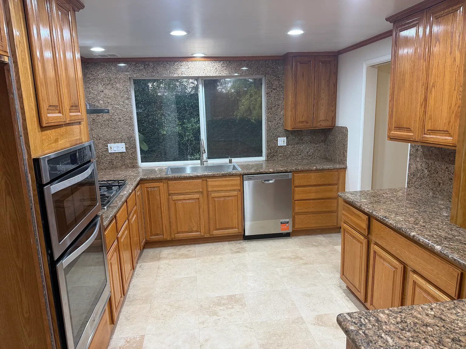 4 bed, 2279 sqft, $5,600 — Photo 4
