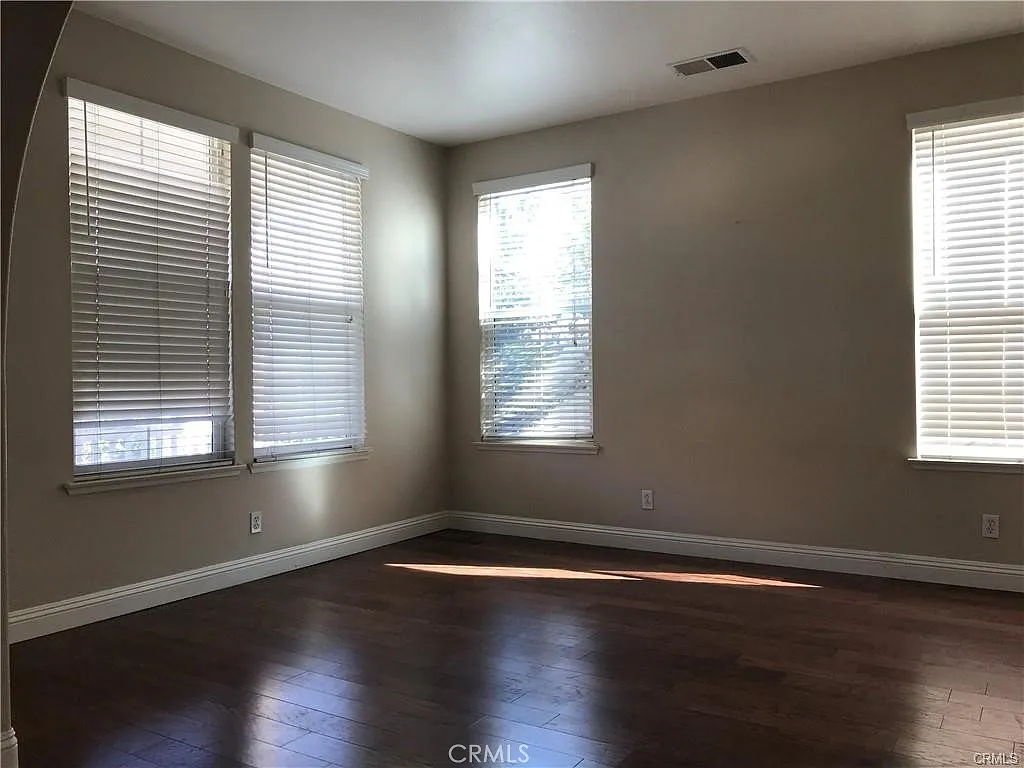 5 bed, 4.5 bath, 3436 sqft, $4,200 — Photo 3