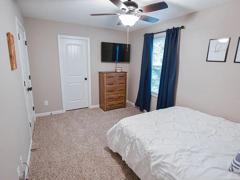 219 Smithson Ln — Photo 8