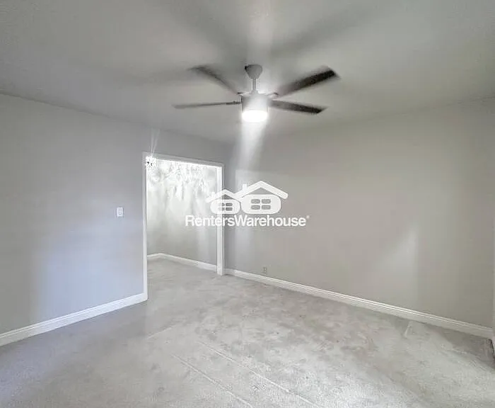 310 W Pontiac Dr #8 — Photo 9