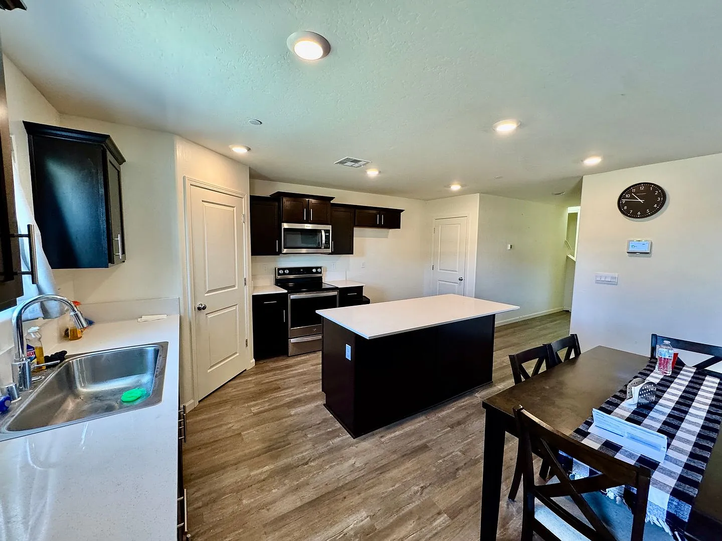 Beautiful 4 Bedroom + Den, 2.5 Bath Home Includes All Appliances Plus Solar — Photo 3