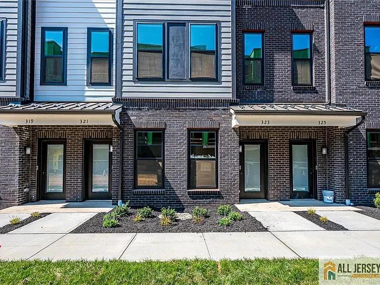323 Sadie Cir — Photo 2