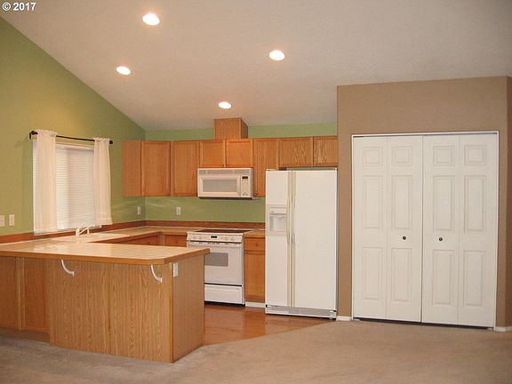 3rd image of 359 NW Sadie Ct