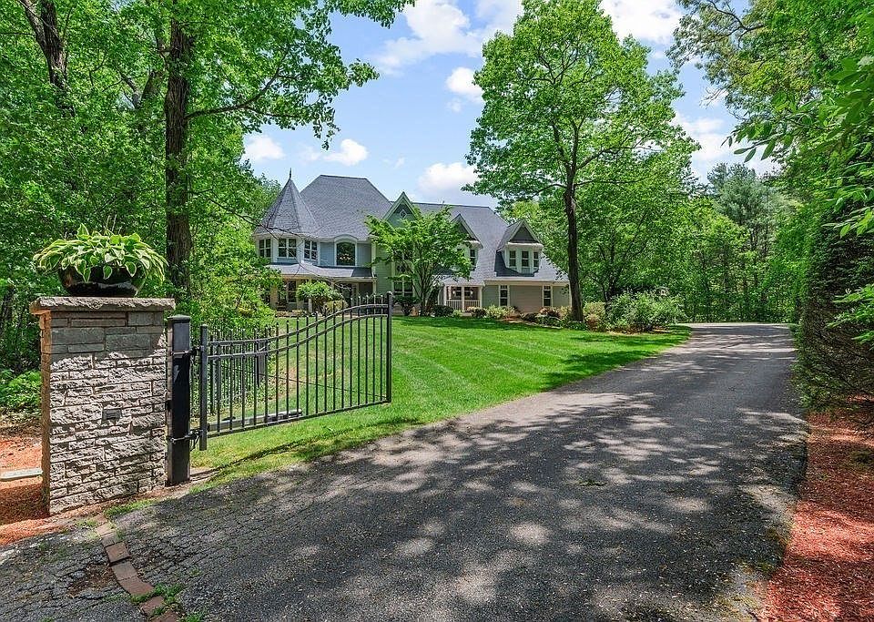 1st image of 11 Windsor Dr