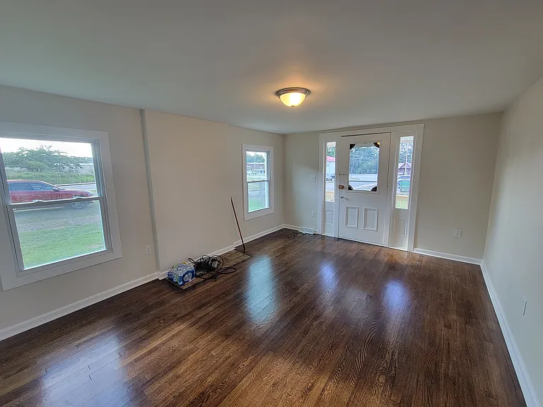 123 Leonard Ave — Photo 3