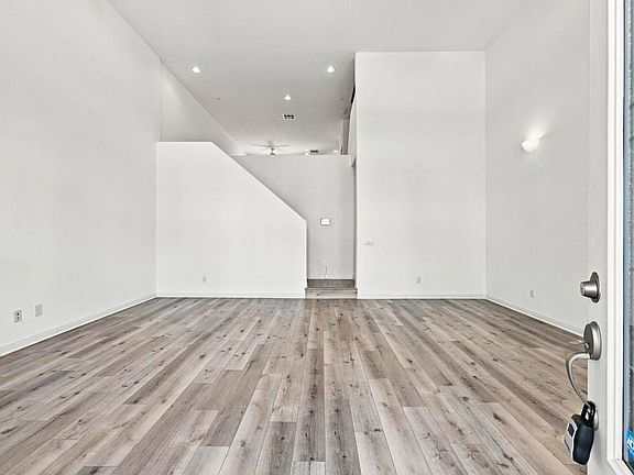 5th image of 252 Vermont Ct