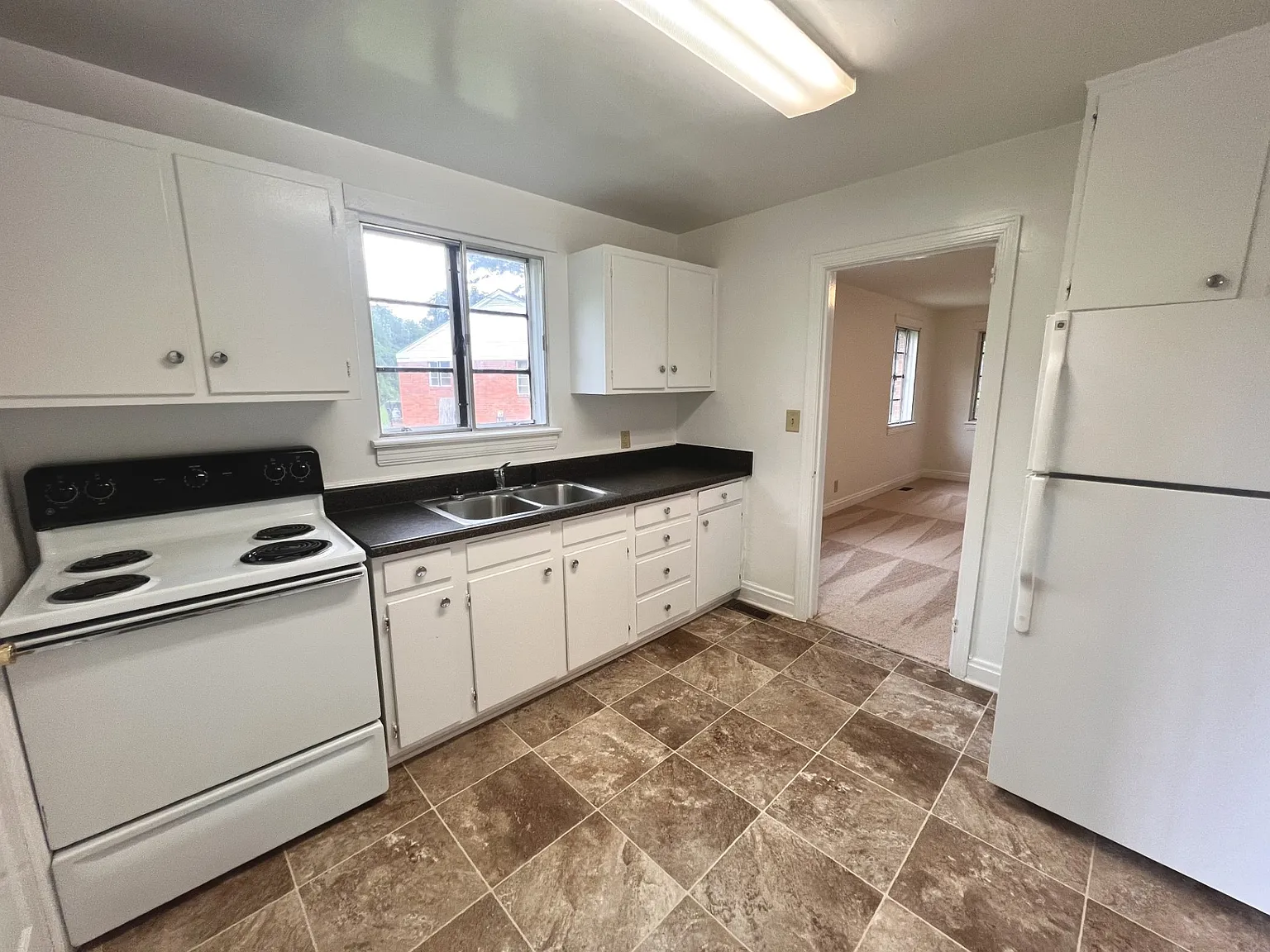 3 bed, 933 sqft, $1,695 — Photo 4