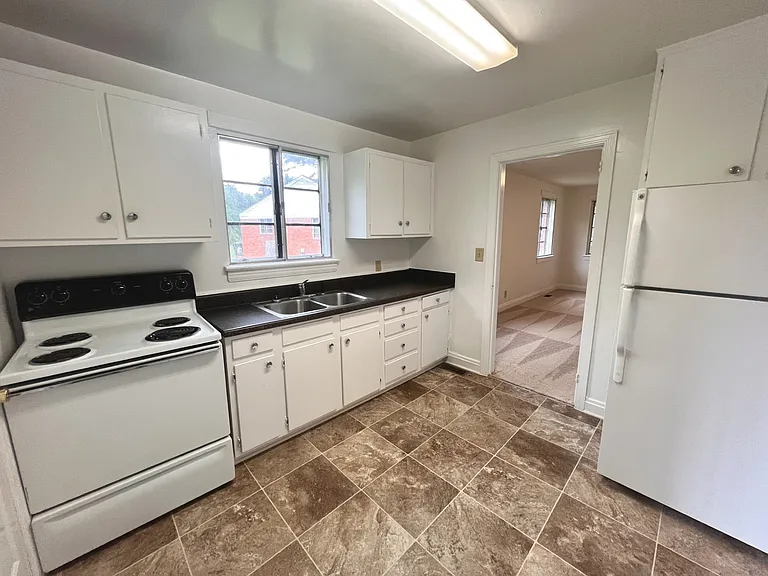 400 Elmhurst Rd — Photo 4