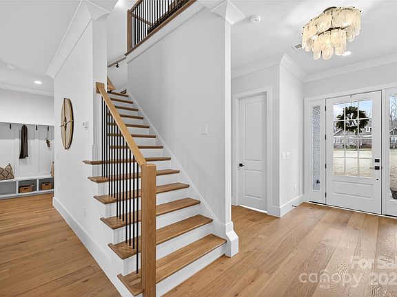 4th image of 310 Picketts Cir