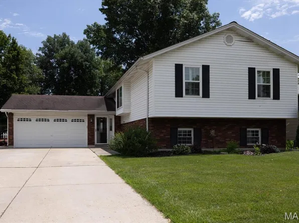 1715 Foxglove Dr, Saint Charles, MO 63303