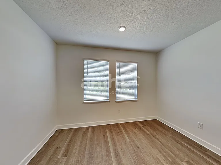 3217 Muscatine Ave — Photo 5