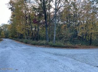 N Hillview Dr, Shohola, PA 18458