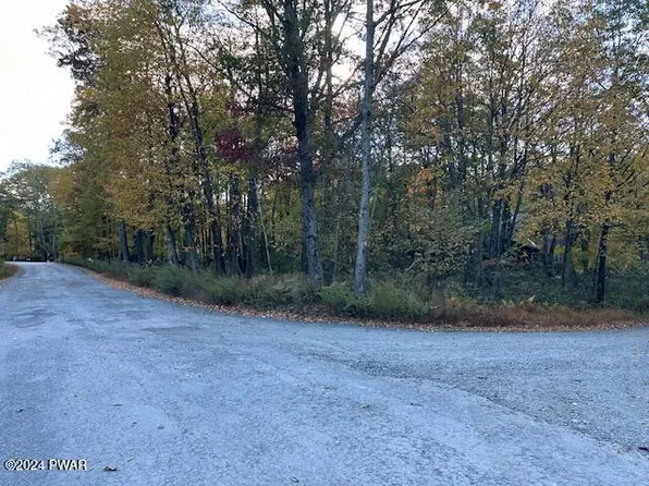 N Hillview Dr, Shohola, PA 18458
