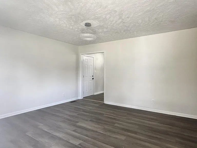 1609 Grandview Dr — Photo 3