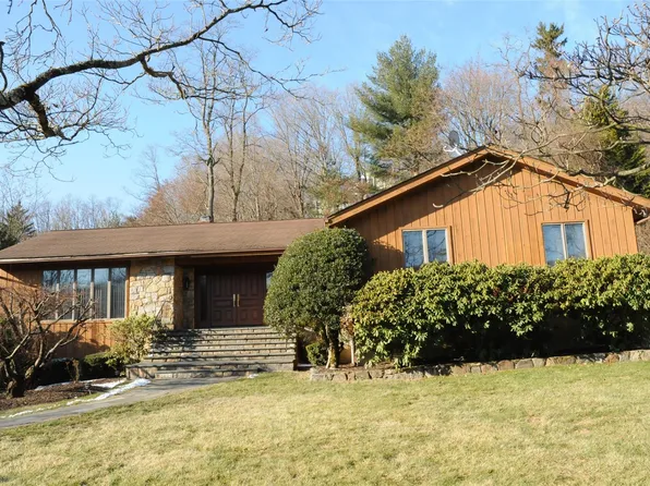 8 Tumblebrook Court, Pleasantville, NY 10570