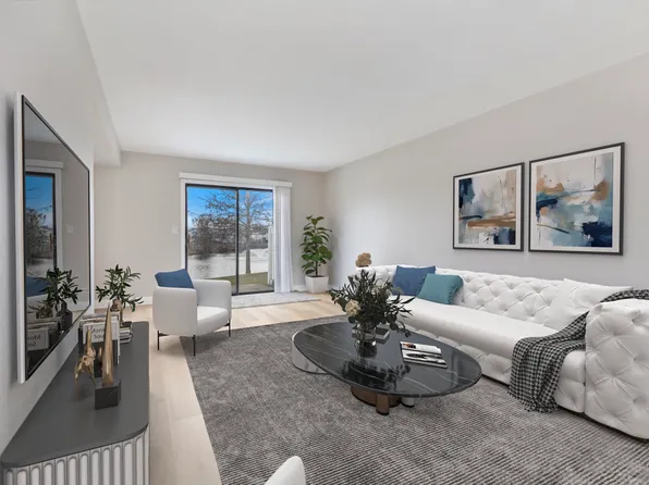 713 Shoreline Cir, Schaumburg, IL 60194