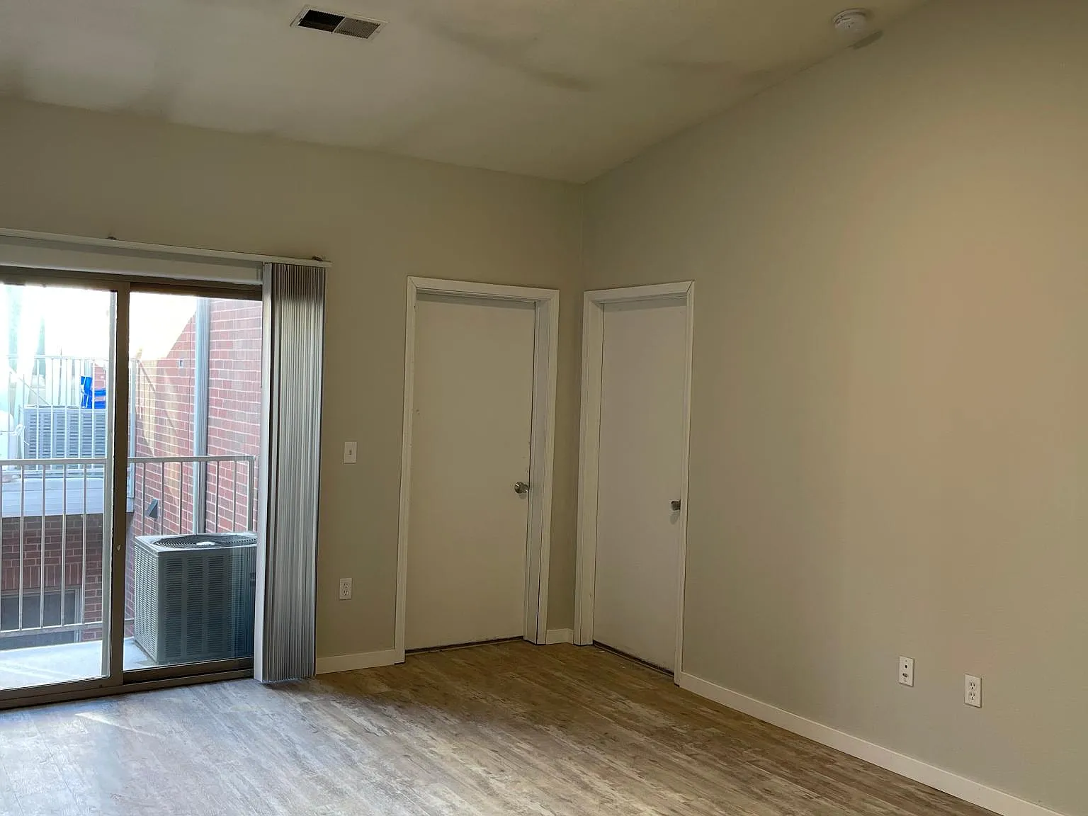 5 bed, 100 sqft, $3,203 — Photo 3